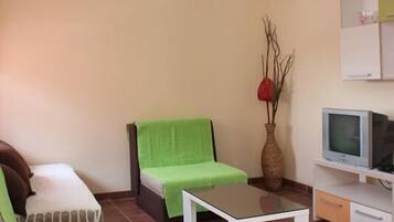 Basic Studio | Ruang tamu | 39 inci televisyen skrin rata dengan kabel, TV