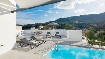 Outdoor pool, pool umbrellas, sun loungers