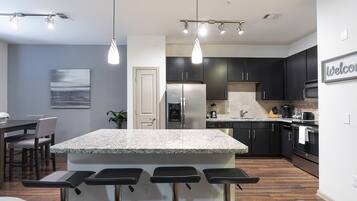 Luxury Apartment, 1 Queen Bed with Sofa bed | Private kitchen | Full-sized fridge, microwave, oven, stovetop