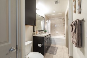 Executive Apartment | Bathroom | Combined shower/tub, hair dryer, towels, soap - Elite Med Center Comfortable Condo Fully Equipped (Houston)