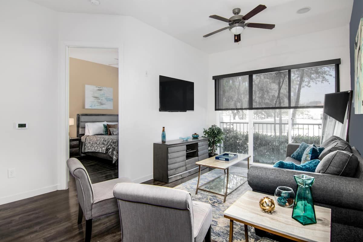Superior Single Room | Living area | 50-cm TV with cable channels, Netflix, streaming services