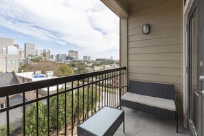 Executive Condo | Terrace/patio - Elite Med Center Comfortable Condo Fully Equipped (Houston)