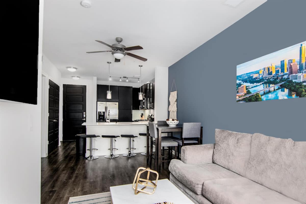 Executive Single Room | Living area | 50-cm TV with cable channels, Netflix, streaming services