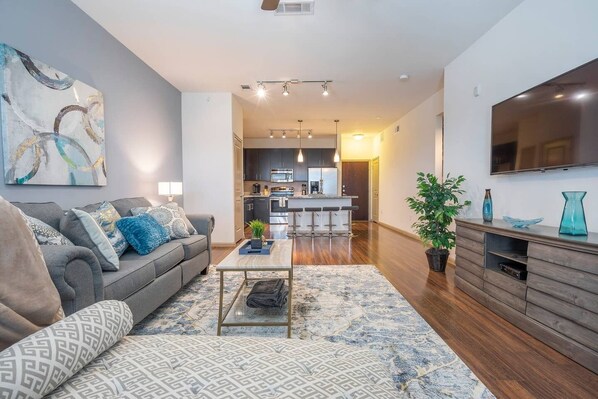 50-cm TV with cable channels, Netflix, streaming services - Elite Med Center Comfortable Condo Fully Equipped (Houston)