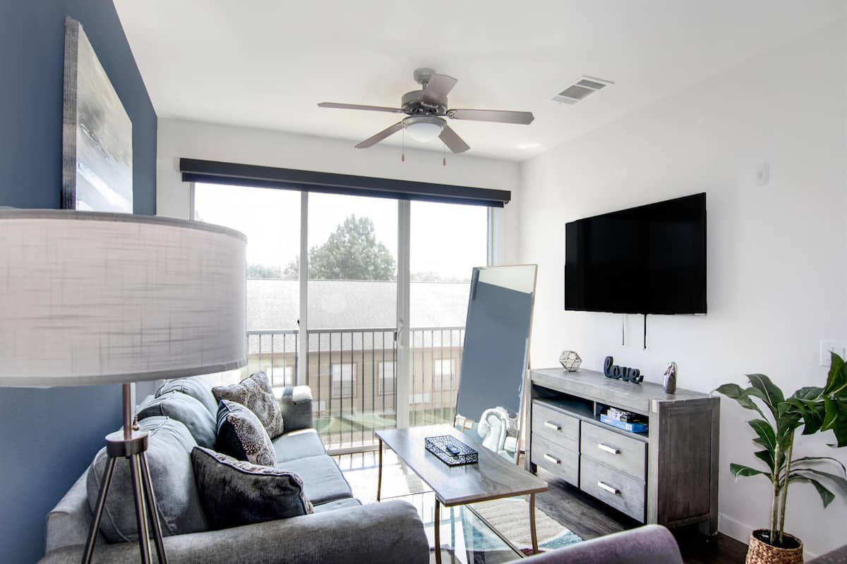 Presidential Single Room | Living area | 50-cm TV with cable channels, Netflix, streaming services