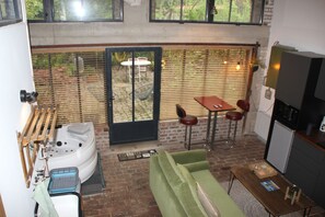 خزنة داخل الغرفة وتجهيزات عازلة للصوت وسرير سفر وواي فاي مجانًا