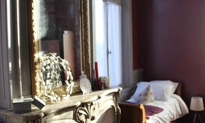 Triple Room (Bovary) | 1 bedroom, in-room safe, soundproofing, travel crib
