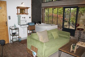 خزنة داخل الغرفة وتجهيزات عازلة للصوت وسرير سفر وواي فاي مجانًا