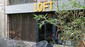 Honeymoon Loft | In-room safe, soundproofing, travel crib, free WiFi