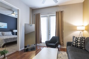 1 habitación, tabla de planchar con plancha y ropa de cama 