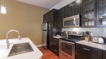 Oven, kompor, mesin pencuci piring, dan peralatan masak/sendok-piring