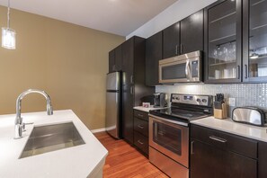 Horno, placa de cocina, lavavajillas, utensilios de cocina