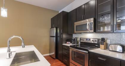 Luxurious - King BED - MED Center Fully Equipped Condo