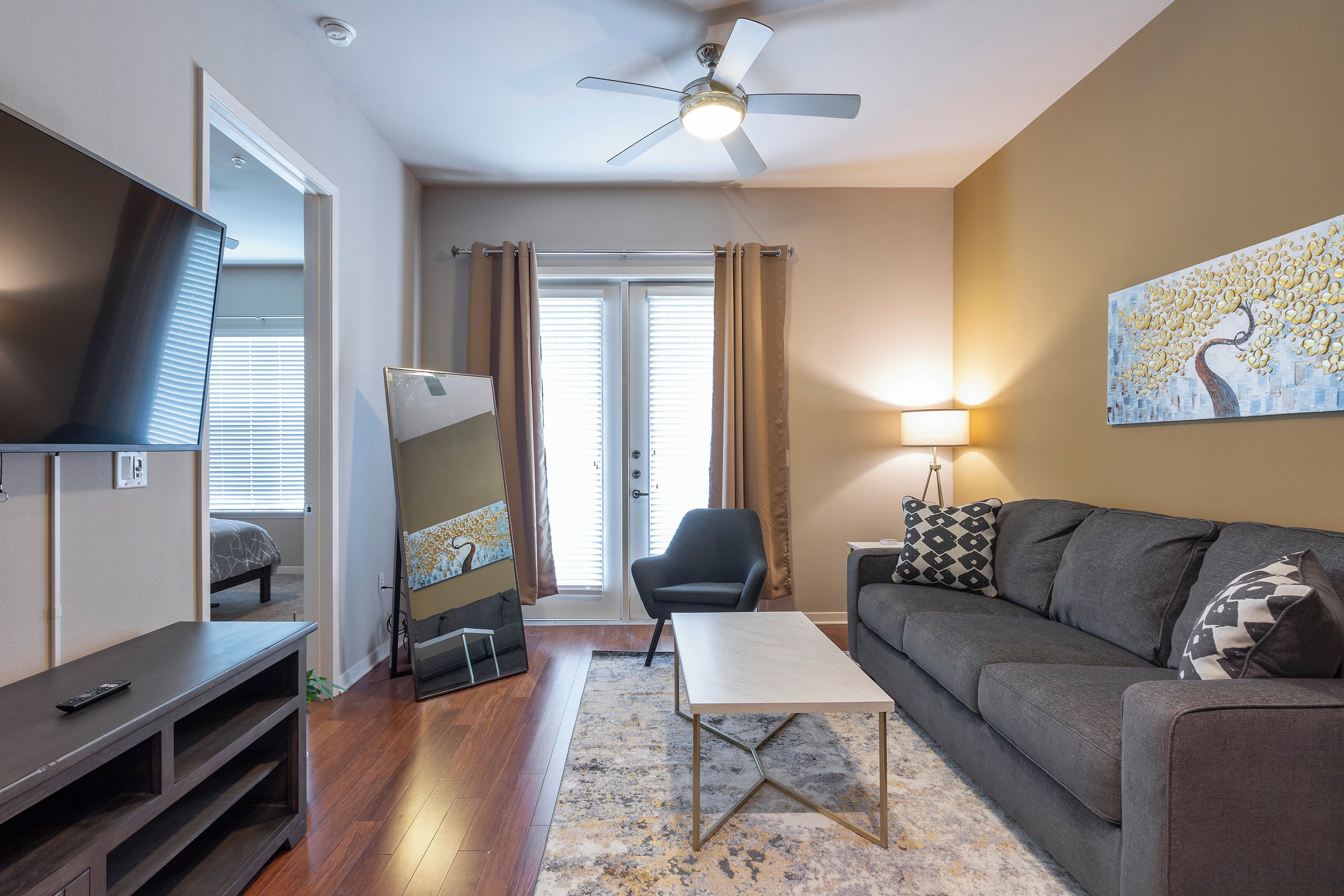 Luxury Apartment, 1 King Bed with Sofa bed | Living room | TV