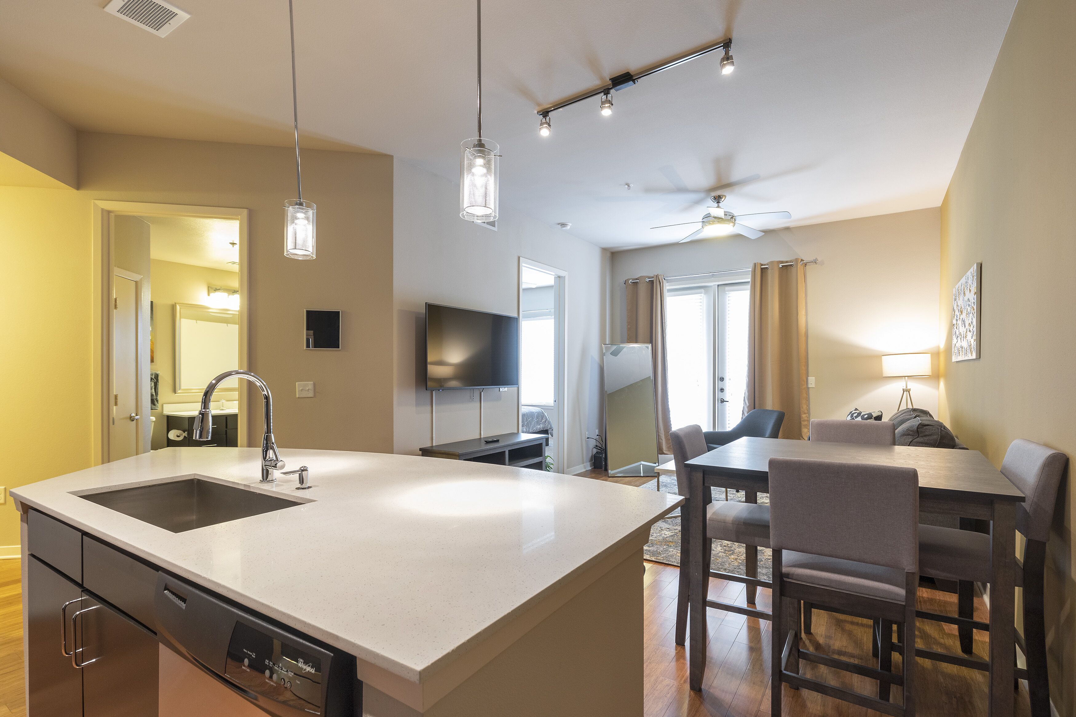 Full-size fridge, microwave, oven, stovetop