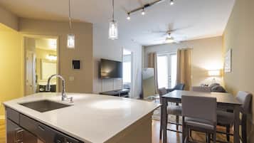 Full-size fridge, microwave, oven, stovetop