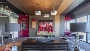 Lobby-lounge