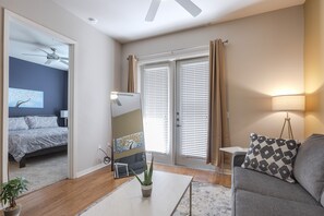 Condo ejecutivo, 1 cama King size y sofá cama | Área de sala de estar | Televisión 
