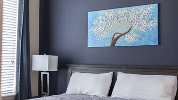 1 kamar tidur, setrika/meja setrika, dan seprai linen