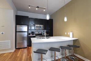 Oven, stovetop, dishwasher, cookware/dishes/utensils - Luxurious King BED MED Center Fully Equipped Condo (Houston)