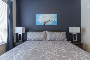1 habitación, tabla de planchar con plancha y ropa de cama 