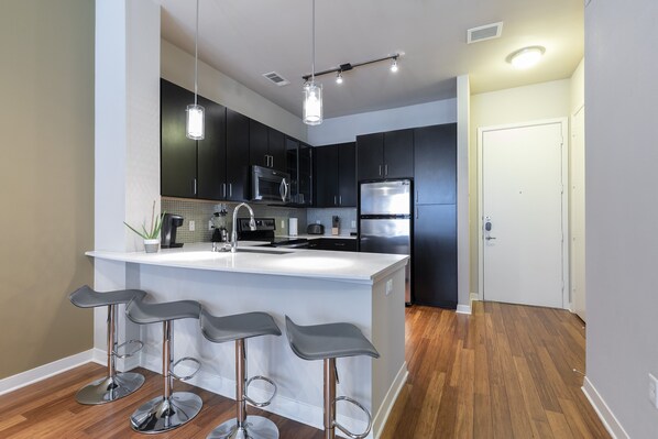 Oven, stovetop, dishwasher, cookware/dishes/utensils - Luxurious King Sized BED MED Center Fully Equipped Condo (Houston)