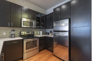 Oven, stovetop, dishwasher, cookware/dishes/utensils