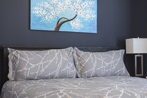 1 kamar tidur, setrika/meja setrika, dan seprai linen