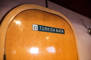 Un sauna, una bañera de hidromasaje, baño turco, baño turco/hammam