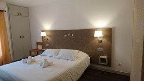 Twin Room | Individually decorated, individually furnished, blackout drapes - La Chataigneraie (Maurs)