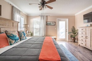 3 bedrooms, desk, iron/ironing board, travel crib