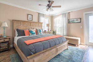 3 chambres, bureau, fer et planche à repasser, lit de bébé portatif