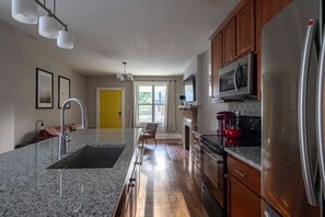 Een koelkast, een magnetron, een oven, een kookplaat