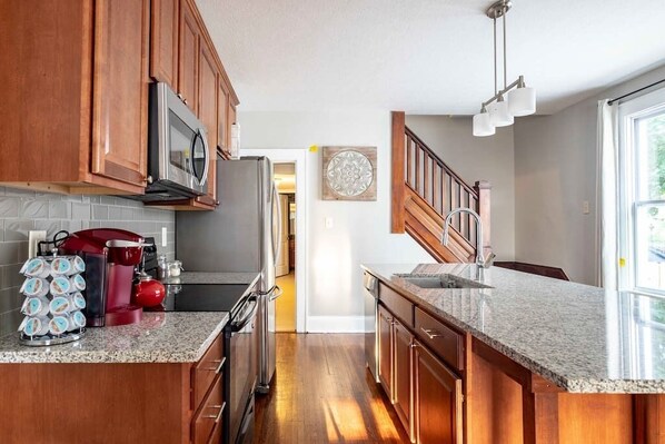 Fridge, microwave, oven, stovetop - Beautiful & Large 5 Bed/2 Bath - Great For Families & Groups - Near Everything (Columbus)