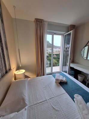 Habitació doble Deluxe, vistes parcials al mar | Roba de llit hipoal·lergògena i matalassos d'escuma viscoelàstica 