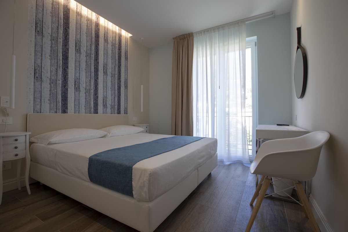 Doppia Deluxe, vista mare parziale | Biancheria da letto ipoallergenica, materassi in memory foam, minibar