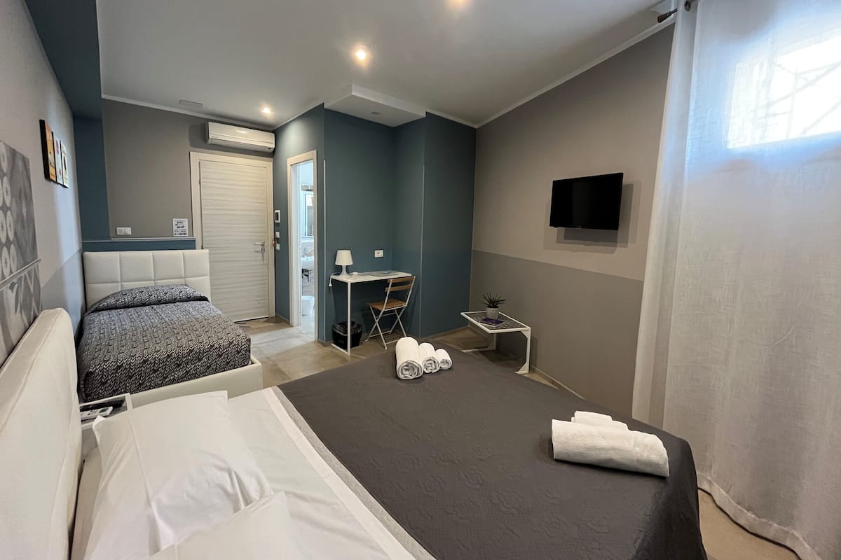 Tripla Economy, edificio separato | Biancheria da letto ipoallergenica, materassi in memory foam, minibar