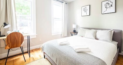 Modern & Large House ❤️ 10 Bed / 4 Bath / 2 Kitchens | Host 26 Guests