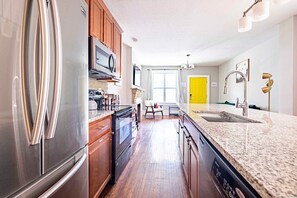 冰箱、微波炉、烤箱、炉灶