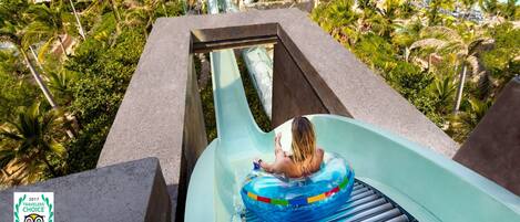 Una piscina al aire libre, una piscina climatizada