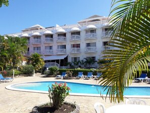 2 座室外游泳池