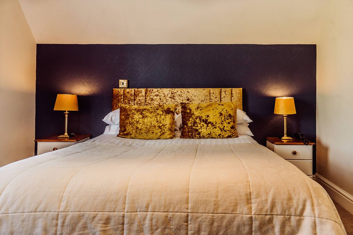 Quarto casal standard | Roupas de cama premium, ferros/tábuas de passar roupa, Wi-Fi de cortesia