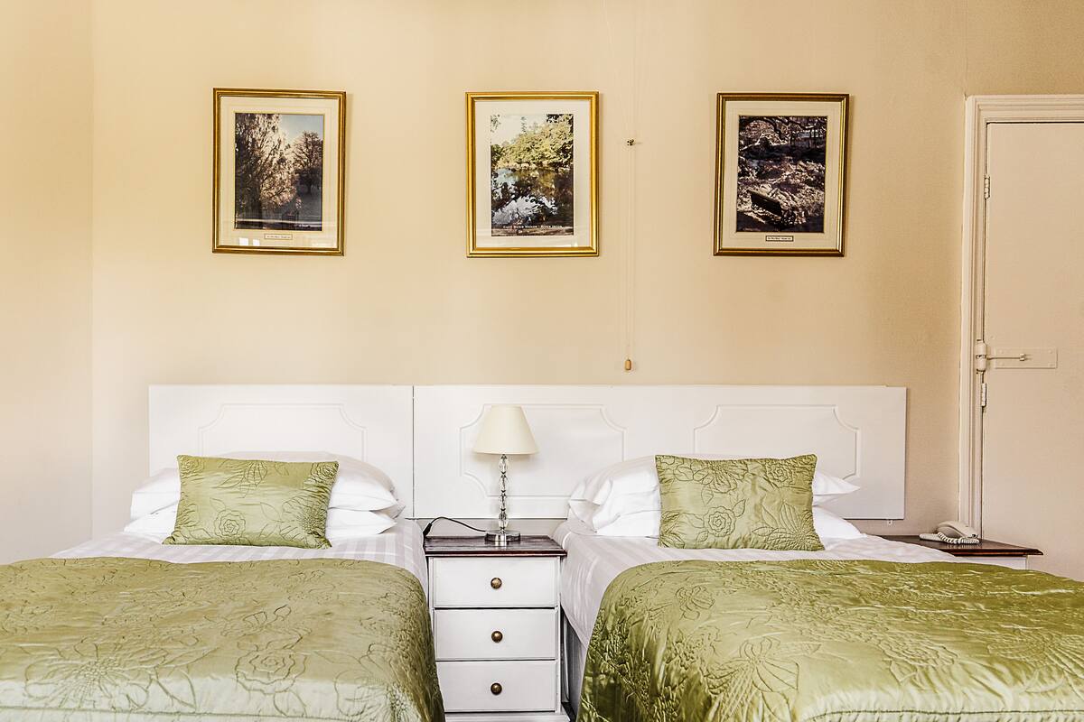 Quarto quádruplo standard | Roupas de cama premium, ferros/tábuas de passar roupa, Wi-Fi de cortesia