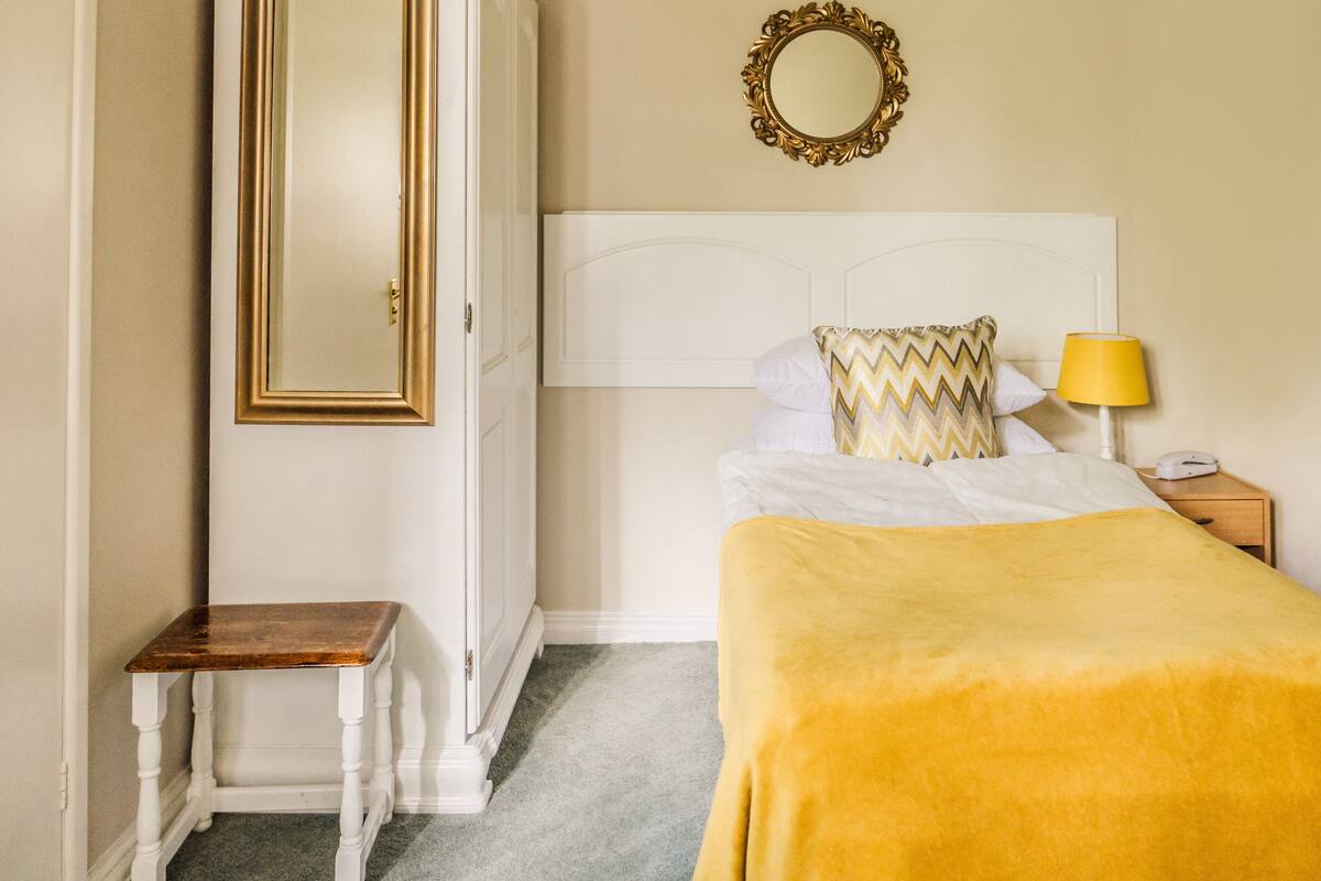 Quarto solteiro | Roupas de cama premium, ferros/tábuas de passar roupa, Wi-Fi de cortesia