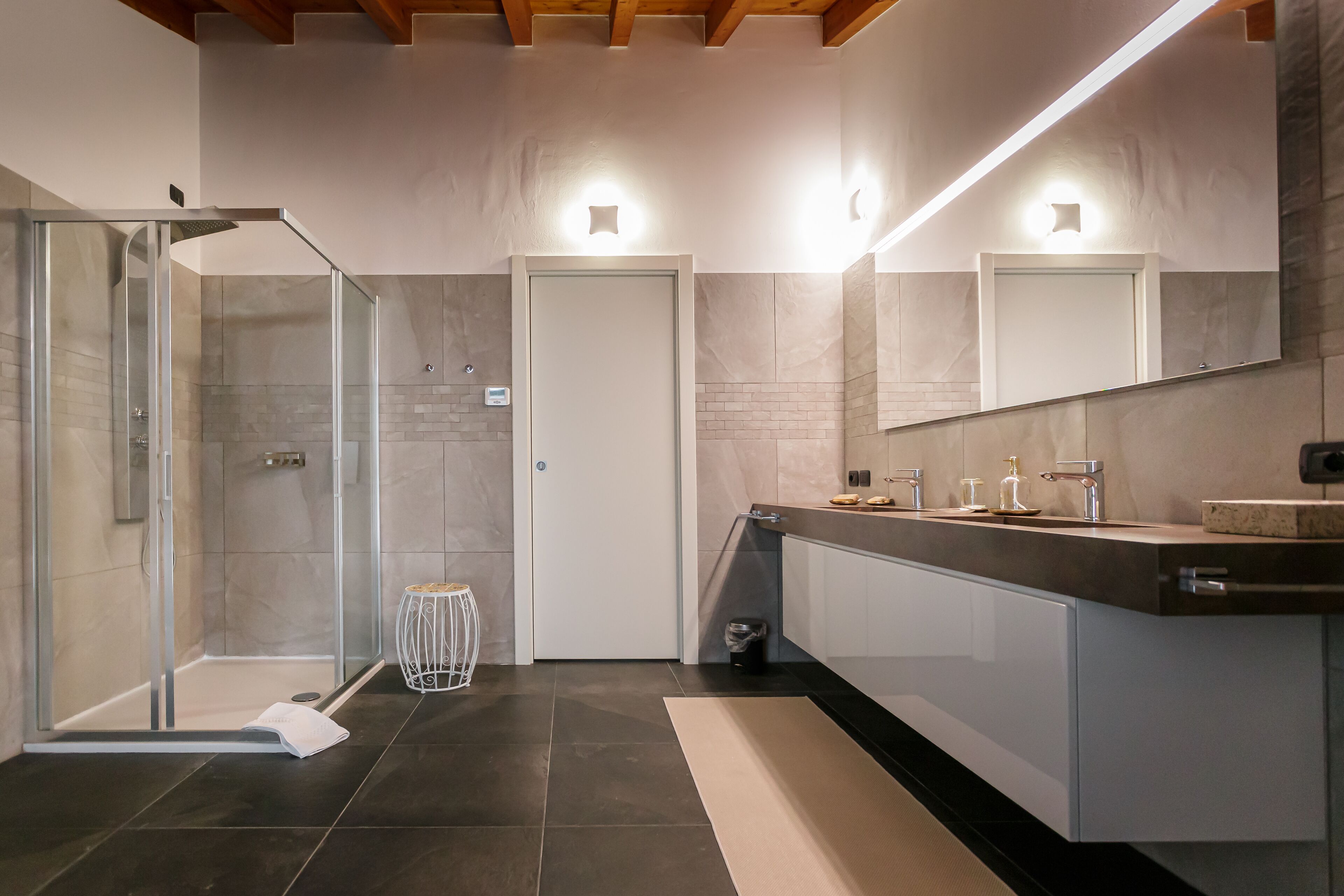 Quadrupla Luxury | Bagno | Bidet, asciugamani, sapone, carta igienica