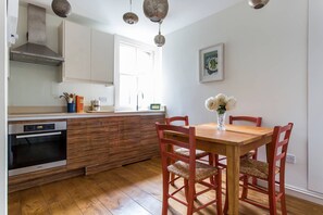 Dining - Albert Bridge Road II by onefinestay (London)