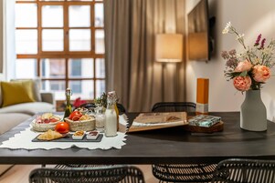 Se ofrece un desayuno bufé (25 EUR por persona)