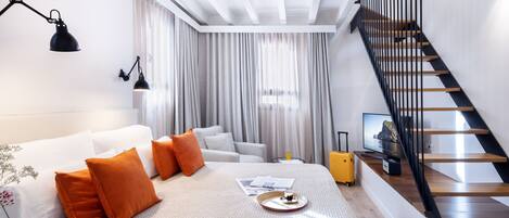 Duplex Preferential Suite | Cassaforte in camera, una scrivania, insonorizzazione