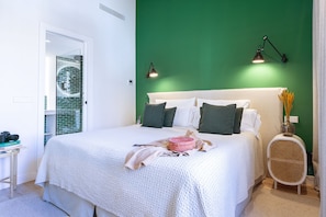 One Bedroom Suite | In-room safe, desk, soundproofing, free cots/infant beds - Samaritana Suites (Palma de Mallorca)