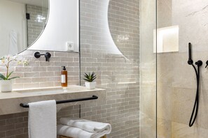 Duplex Preferential Suite | Baño | Artículos de higiene personal gratuitos, secador de pelo y zapatillas